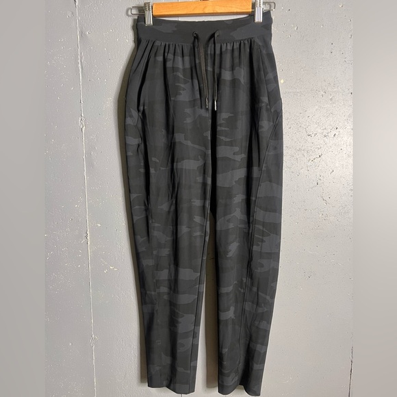 Sweaty Betty [Small Explorer Trouser in Black Tonal Camo‎.  Size 2 - Picture 2 of 10